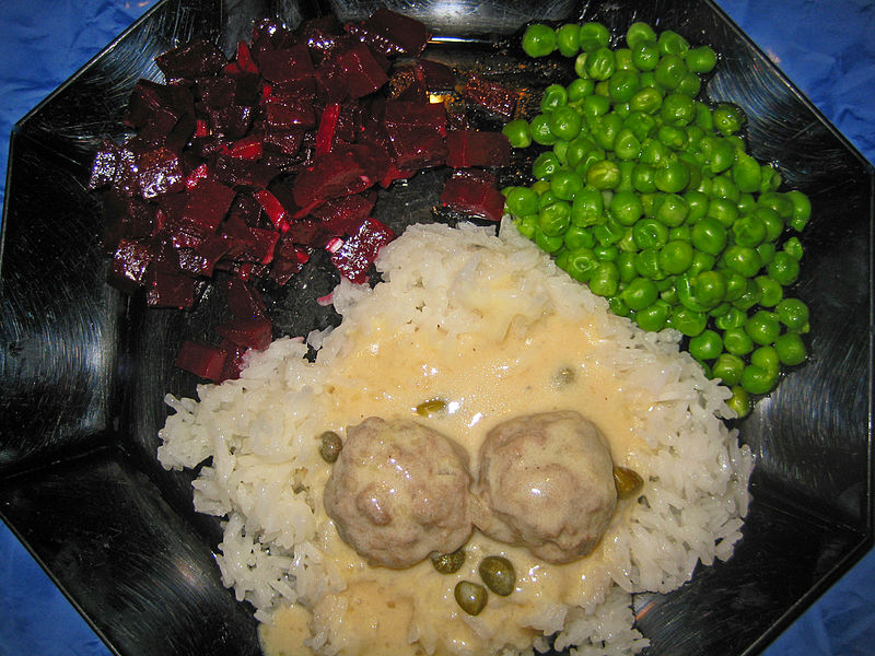 Königsberger Klopse mit Reis, Ebsen und Rote Beete Salat.jpg