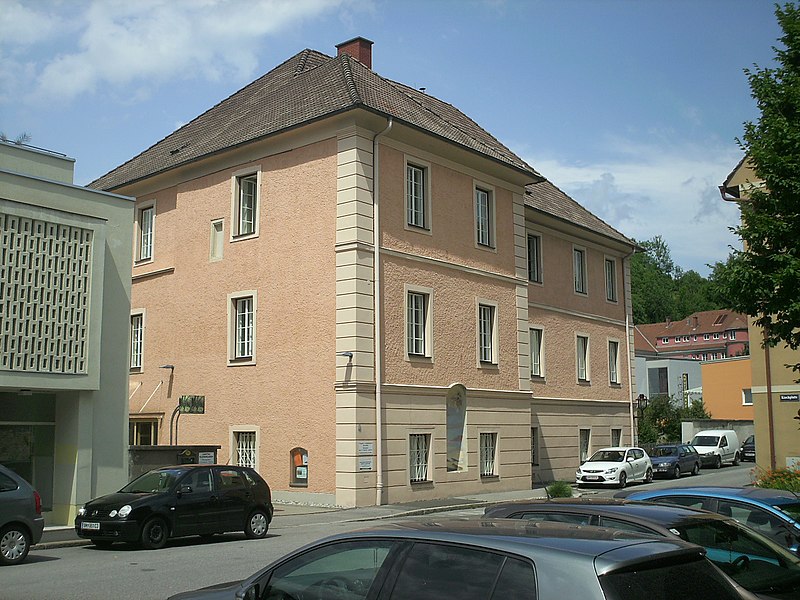 File:Kath. Pfarrhof Bruck.jpg