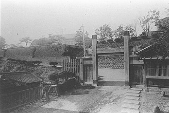 Główna brama do Keiō Gijuku