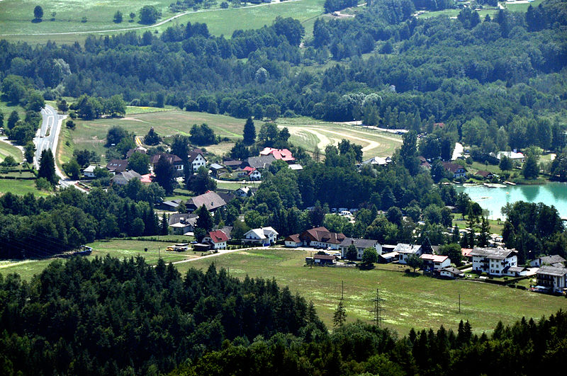 File:Keutschach Plaschischen Keutschacher See Blick vom Pyramidenkogel 15072010 11.jpg