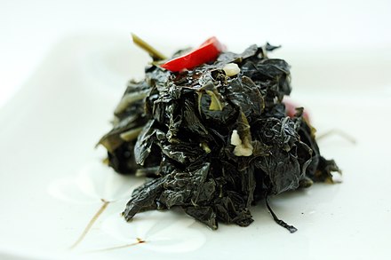 Kkaennip-deulgireum-bokkeum (perilla leaves stir-fried in perilla oil)