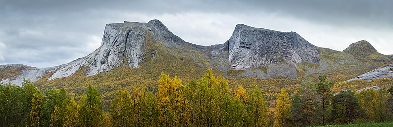 File:Kulhornet and neighbor mountains from Efjorddalen in Narvik, Nordland, Norway, 2018 September.jpg