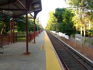 LIRR Westwood Station Bahnsteig Ebene, Juni 2017.jpg