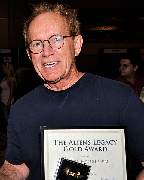 Henriksen receiving the Aliens Legacy Gold Award at Dragon Con 2008, Atlanta, Georgia