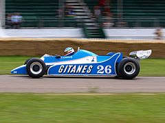 Ligier JS11-15 corriendo durante una demostración, en 2008, con la marca Gitanes