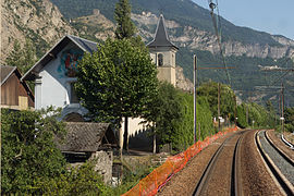 En direction de Saint-Jean-de-Maurienne, au niveau de l'église de Pontamafrey / Pontamafrey-Montpascal