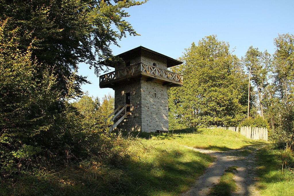 Rekonstruierter Limes-Wachturm (1981-82) im Limespark Heidenbuckel bei Großerlach