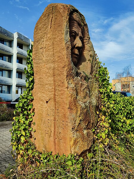 File:Lise Meitner Denkmal vor dem Lise-Meitner-Wohnheim in Kaiserslautern.jpg