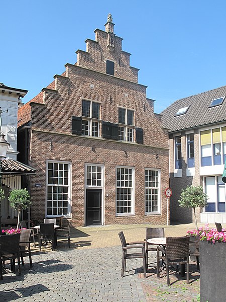 File:Lochem, monumentaal pand op de Markt 1 foto4 2011-07-11 10.39.JPG