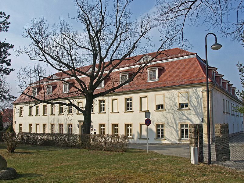 File:Loebau Glossen Schloss 1.jpg