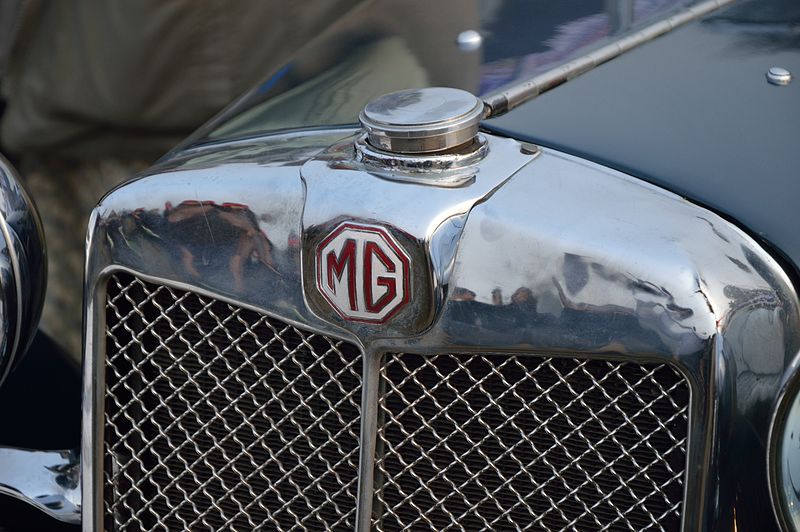 File:Logo and Radiator Cap - MG - PA - 1933 - 10 hp - 4 cyl - Kolkata 2013-01-13 3002.JPG