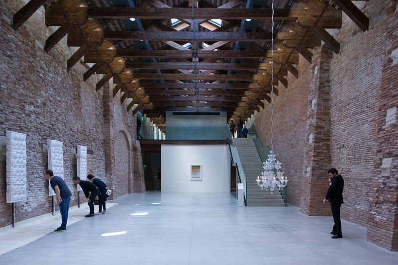 File:Looking at frozen mattrasses in Punta della Dogana (30428743410).jpg