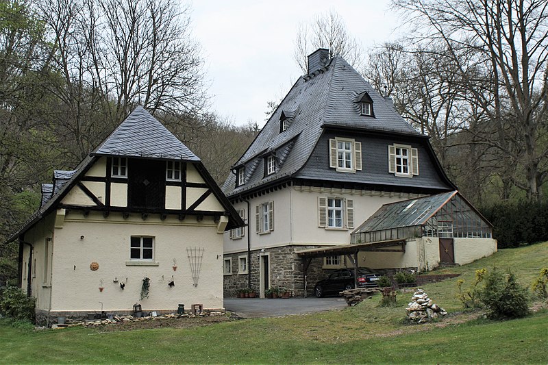 File:Lorch Rhein Wispertal Pfortenhaus Haus Rheinberg.JPG