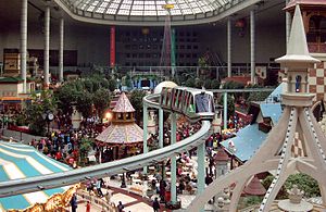 Поезд P6 в парке аттракционов Lotte World в Корее