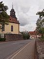 Mömbris, katholiek kerk Pfarrkirche Sankt Cyriakus in straatzicht