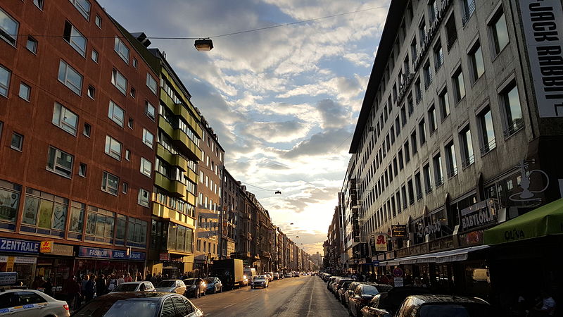 File:München — Schwanthaler Straße gen Westen (Standort Sonnenstraße) (Sonnenuntergang).JPG