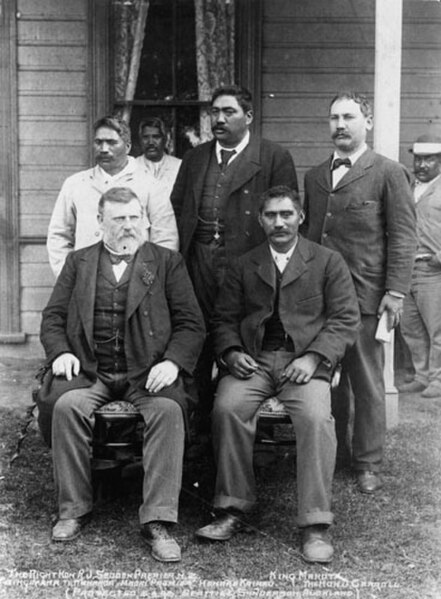 James Carroll (second row, far right). Front row from left: Richard Seddon, Mahuta Tāwhiao, Māori King. Second row from left: Tupu Taingakawa Te Wahar