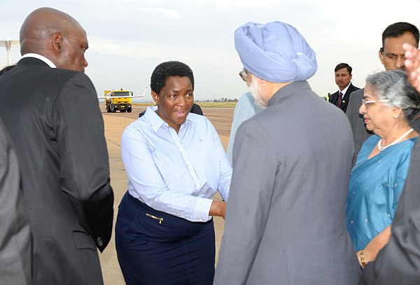 Dlamini (second from left) meets Manmohan Singh