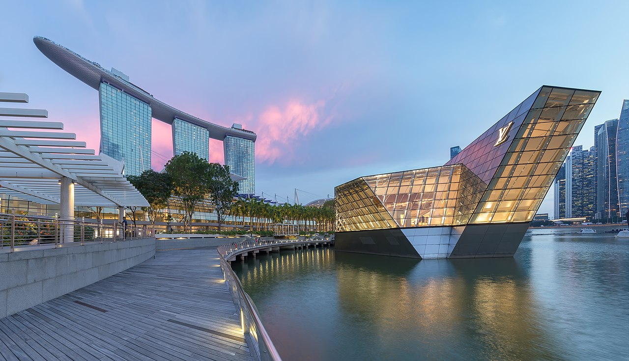 File:Marina Bay Sands and illuminated polyhedral building Louis Vuitton  over the water at blue hour with pink clouds in Singapore.jpg - Wikimedia  Commons