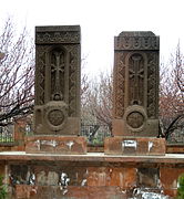 Խաչքարեր՝ նվիրված 1915 թվականի մեծ եղեռնի և 1988 թվականի երկրաշարժի զոհերի հիշատակին