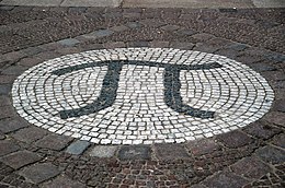 Hằng số π được biểu diễn trong bức tranh khảm bên ngoài tòa nhà khoa Toán ở Đại học Công nghệ Berlin.