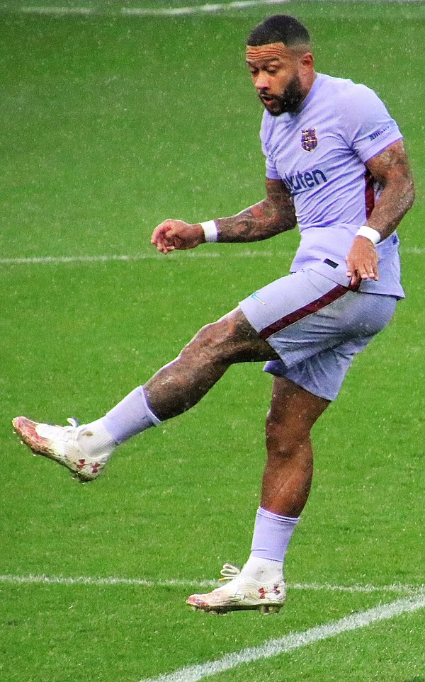 Depay playing for Barcelona in 2021