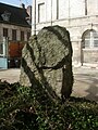 Menhir de Barbuise-Courtavant déposé dans la cour du musée de Troyes