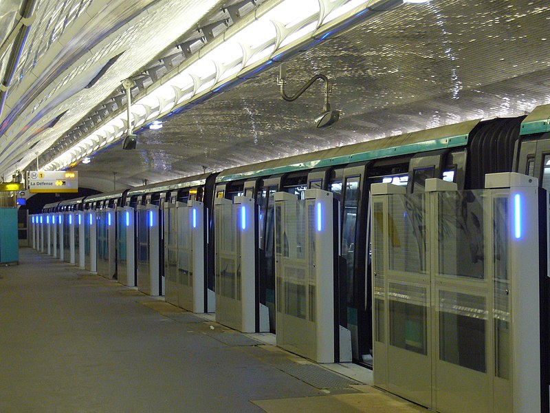 File:Metro Paris - Ligne 1 - Berault - Installation facades de quai (33).jpg