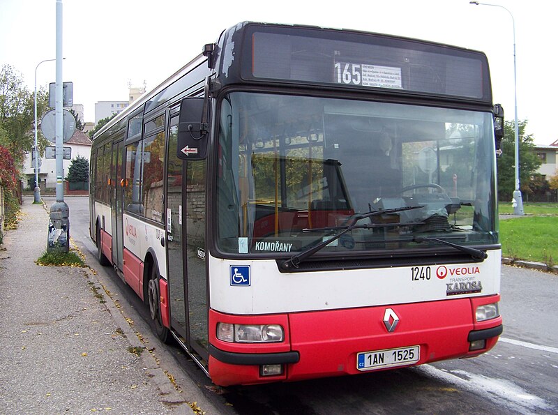 File:Modřany, autobus 1240 v zastávce Komořany, čelo.jpg