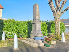 Le monument aux morts d'Avenay dans le Calvados.