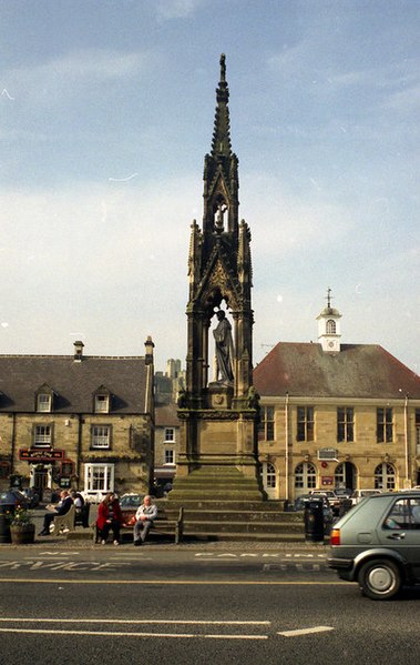 File:Monument in the Town Square, Helmsley - geograph.org.uk - 785275.jpg