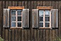 English: Window shutters Deutsch: Balkenfenster