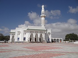 Вид на мечеть исламской солидарности со стороны Индийского океана