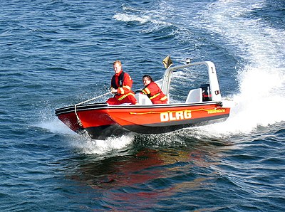 Спасательные лодки пвх. Спасательная лодка. Спасатели на лодке. Немецкий спасательный катер. Спасение лодки.