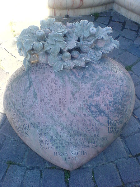 File:Nürnberg — Hans-Sachs-Brunnen — Herz mit Gedicht.JPG