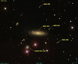 SDSSのデータによるNGC 403（英語版）周辺の画像。中央上方の恒星がNGC 402