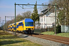 NS DDZ-4 passeert voormalig Station Soestduinen.jpg