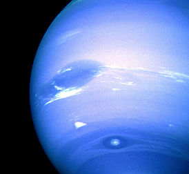 Vue de la planète Neptune et des taches sombres et nuages de son atmosphère, prise en août 1989 par la sonde spatiale américaine Voyager 2 lancée 12 ans plus tôt. (définition réelle 945 × 870*)