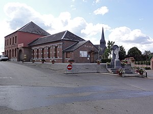 Noyelles-sur-Sambre (Nord, Fr) place avec école, mairie, église, monument.jpg