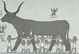 Богиня неба Нут в облике коровы, поддерживаемая восемью божествами Хех
