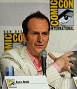 Denis O'Hare jwe kòm Russell Edgington