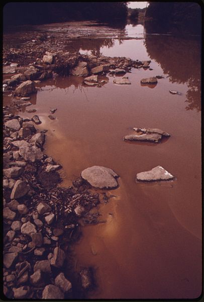 File:OLENTANGY RIVER WAS POLLUTED JUNE 20, 1974, WHEN FIRE AND EXPLOSIONS DESTROYED A PENNWALT CORPORATION CHEMICAL... - NARA - 555549.jpg