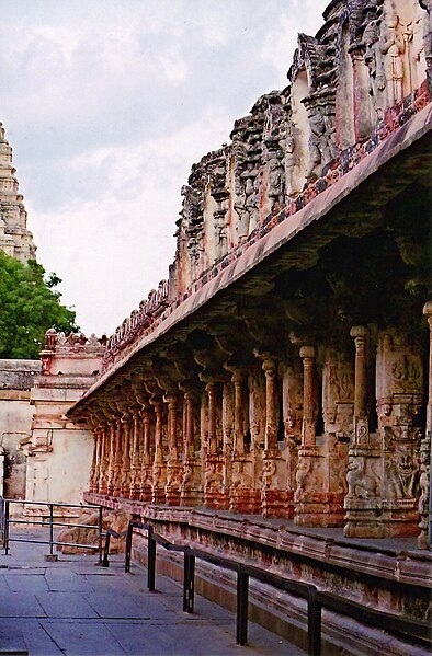 File:Ornate pillared mantapa at the Virupaksha temple in Hampi.jpg