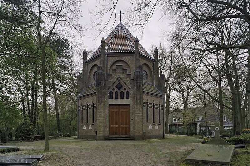 File:Overzicht kapel met ingangsportaal gezien vanaf het kerkhof - Bloemendaal - 20407333 - RCE.jpg