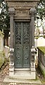 Tombe des familles Jayme Couplet, au cimetière du Père-Lachaise (division 8). Porte.