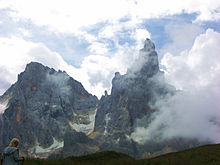 links: Cima di Vezzana (3192 m) und rechts: Cimon della Pala (3184 m) vom Passo Rolle aus gesehen