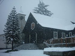 Uitzicht op de kerk van Curarrehue op een winterse dag