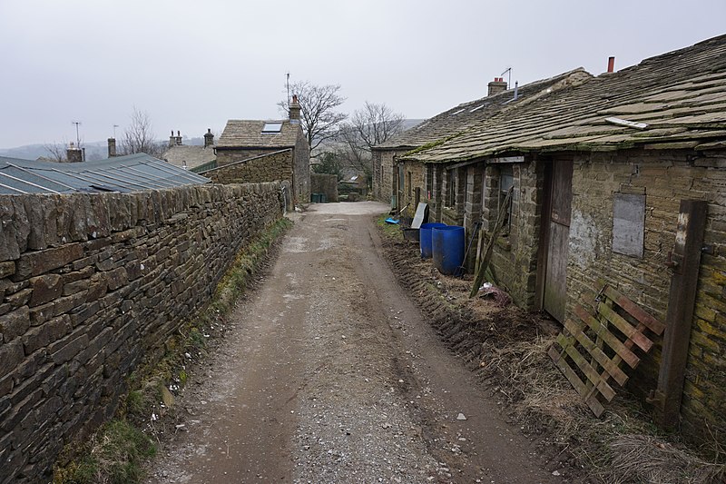 File:Path past Ponden Hall - geograph.org.uk - 4411813.jpg