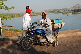 Paysan sur une moto a Maroua.jpg