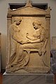 Estela funeraria con unha muller sentada nun klismós (410–400 a.C.)